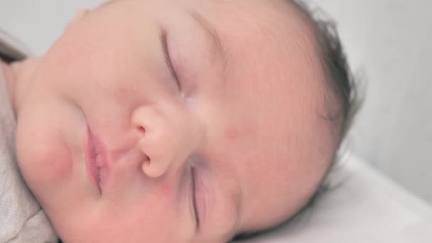 Newborn Baby Boy Sleeping His Hospital Bed His Birth Bracelet — Vídeo de Stock