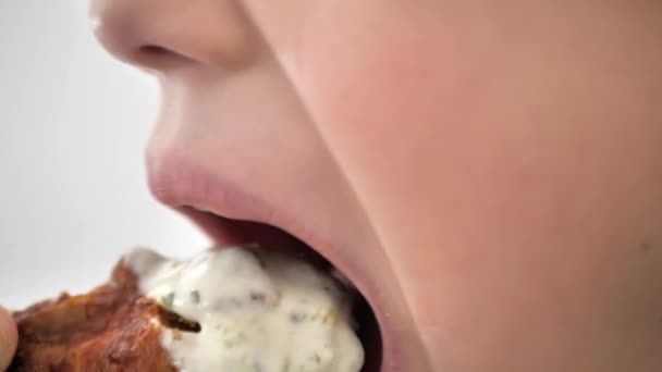 フランスのフライドポテトを食べる若い男の子のクローズアップショット — ストック動画