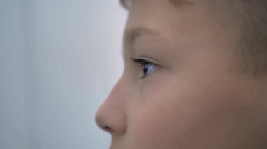 Akşamları Çocuk Televizyon İzler. Video Oyun Eğlencesi Duyguları Ailesi. Televizyon izlerken küçük çocuğun portresi. Tablet, Akıllı Telefon ya da Bilgisayar Kullanılırken Çocuk Gözlerinin Kapalı Yüzü.