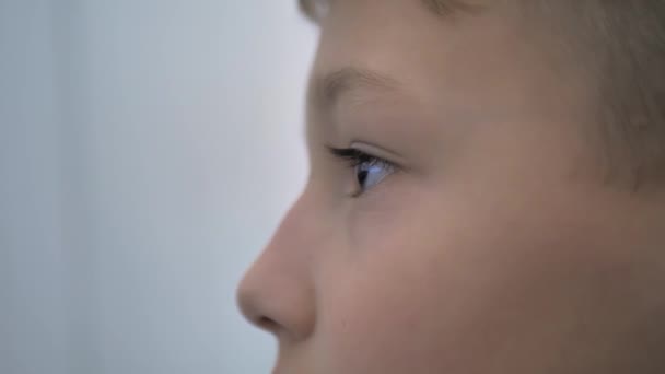 Boy Watch Television Evening Videojuego Entretenimiento Emociones Familia Retrato Little — Vídeo de stock