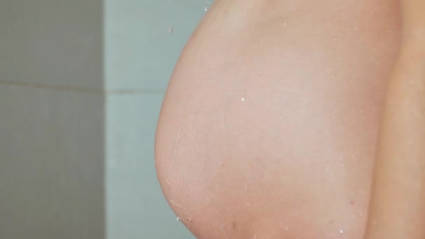 Ducha Que Recibe Muchacha Embarazada Bañera Mujer Embarazada Aplica Exfoliante — Vídeos de Stock