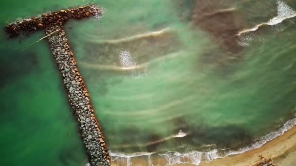 Будівництво Каменів Зміцнення Захисту Узбережжя Від Океану Вид Пташине Око — стокове відео
