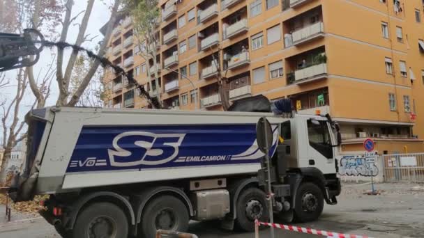 12月31日 意大利罗马 2022年 在专用设备和卡车慢速运转的帮助下拆除沥青 — 图库视频影像