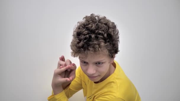 Portretul Unui Tânăr Părul Creț Păcălind Jurul Camerei Conceptul Stil — Videoclip de stoc