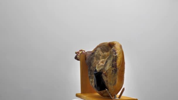 乾燥したスペインのハム 木製の台の上のジャモン — ストック動画