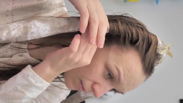 一个年轻女子塑造她的头发的画像 一个女孩洗完澡后做头发 — 图库视频影像