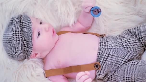 Newborn Baby Lies White Fur Cap Toy Cap — ストック動画