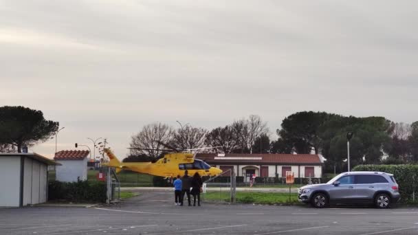 Rome Italy December 2022 Family Watches Medical Helicopter Takes Sky — Αρχείο Βίντεο