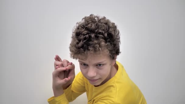 Портрет Молодого Чоловіка Кучерявим Волоссям Обманює Камеру Концепція Способу Життя — стокове відео