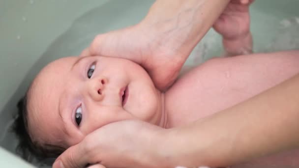 Calm Newborn Baby Bathing Bathtub Mother Bathing Her Son Warm — Vídeo de Stock