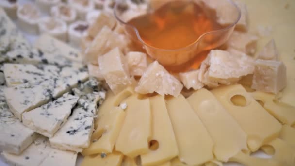 ハードチーズからチーズプレートの準備カンベール ブリー パルメザン オランダのチーズ 美食家のための前菜 異なるスペイン語のフランス語のイタリアの軽食の盛り合わせ — ストック動画