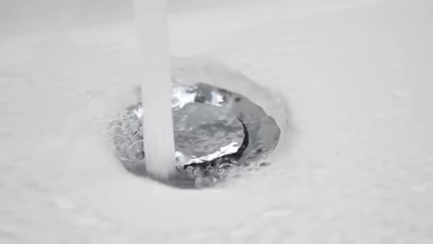 Woda Spływa Odpływu Zlewu Powolny Drenaż Wody Ceramicznym Zlewie Strumień — Wideo stockowe