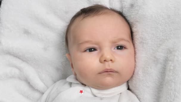 Babys Πρόσωπο Close Χείλη Και Μάτια Ενός Νεογέννητου — Αρχείο Βίντεο
