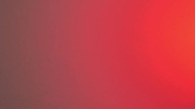 Siyah arka planda yanan bir itfaiye arabasının yanıp sönen ışıkları. Odaklanmamış tehlike ışıkları.