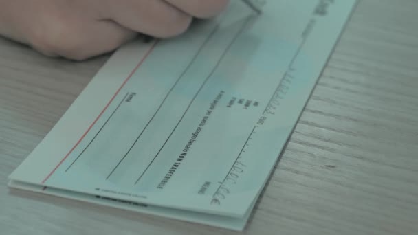 Zakenvrouw Handtekens Het Vullen Van Bank Cheque Voor Duizend 1000 — Stockvideo