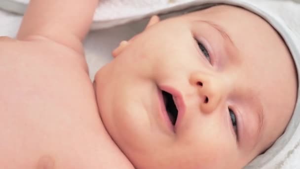 小さな赤ちゃん新生児泣き叫び大声で叫ぶ — ストック動画
