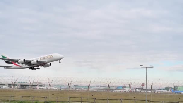 Рим Италия Декабря 2023 Года Огромный Emirates Boeing 777 Взлетает — стоковое видео