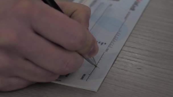 Die Geschäftsfrau Bereitet Das Schreiben Eines Schecks Vor Paycheck Konzept — Stockvideo