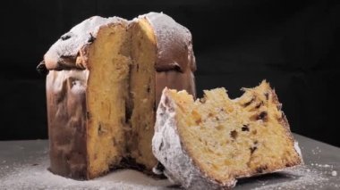 Üzerine tatlı pudra şekeri serpiştirilmiş İtalyan Pandora, tipik bir Noel pastası. Dilimlenmiş panettone. Kapat.