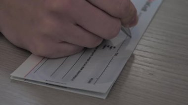 İş kadını çek yazmaya hazırlanıyor. Maaş konsepti. Çek ile ödeme.