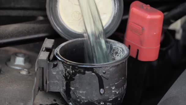 Wylewanie Cieczy Plastikowego Kanistru Zbiornika Płynu Spryskiwaczy Samochodowych Zbliżenie — Wideo stockowe