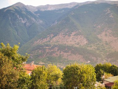 Şehirdeki dağların büyüklüğü. dağ manzarası.