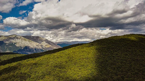 Tiro Aéreo Dron Volando Sobre Montañas Verdes Región Italia Día — Foto de Stock
