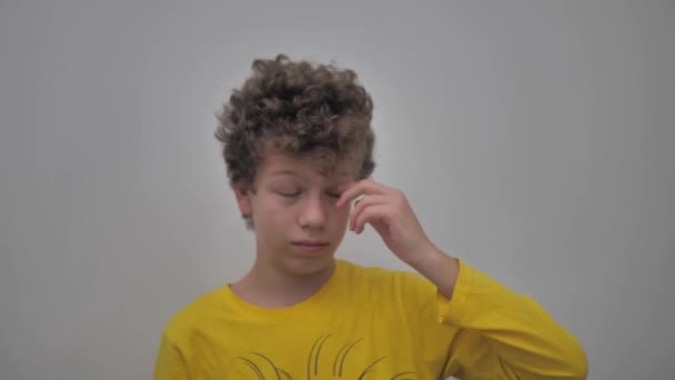 Potret Seorang Pemuda Dengan Rambut Keriting Bermain Main Kamera Konsep — Stok Video