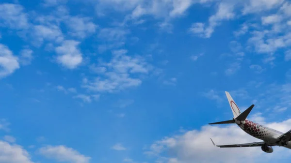 Moderna Flygplan Svans Sida Isolerad Blå Himmel Del Passagerare Jet — Stockfoto