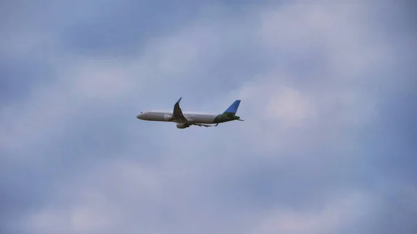 Vita Passagerarflygplan Flyger Himlen Fantastiska Moln Bakgrunden Resor Med Flyg — Stockfoto