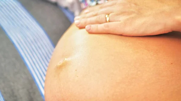 Hamile Bir Kadın Doğumdan Önce Karnını Bir Bebekle Okşar Güneşli — Stok fotoğraf