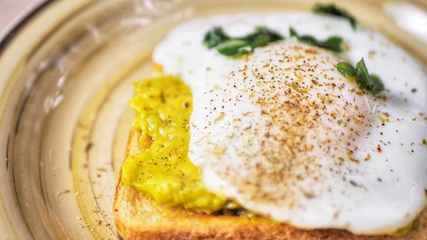 Nahaufnahme Eines Leckeren Pochierten Eies Mit Flüssigem Eigelb Und Frischen — Stockfoto