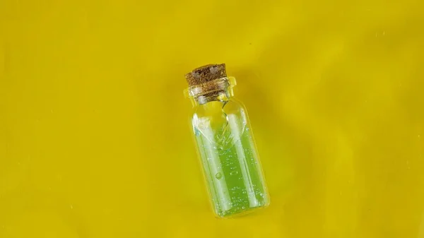 Зелений Глечик Води Жовтому Фоні — стокове фото