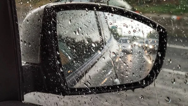 Desfocado Chuva Cai Uma Janela Carro Com Espelho Fundo — Fotografia de Stock