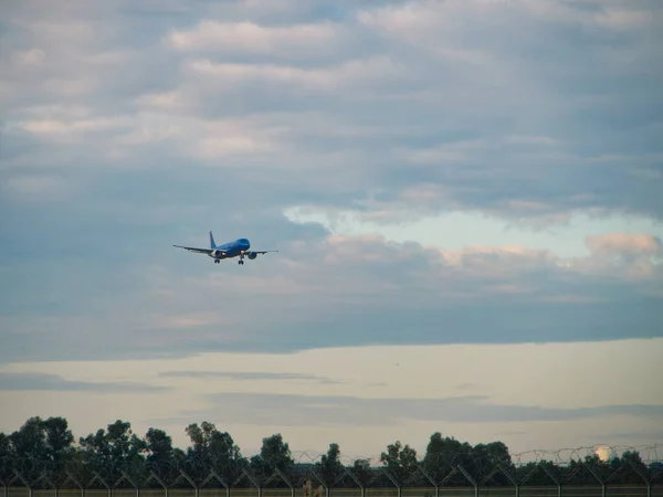 Blå Passagerarplan Himlen Landning — Stockfoto
