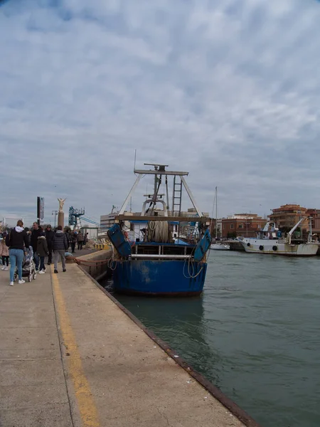 Barco Pesca Está Ancorado Perto Aterro Longo Qual Pessoas Estão — Fotografia de Stock