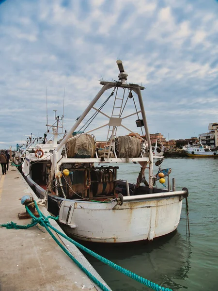 Vista Porto Industrial Velho Barco Pesca Enferrujado Ancorado Nas Docas — Fotografia de Stock