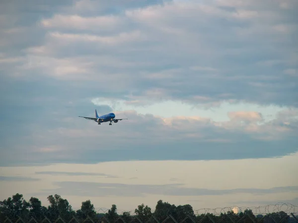 Blå Passagerarplan Himlen Landning — Stockfoto