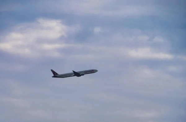 Flygplan Himlen Ett Passagerarplan Flyger Den Molniga Himlen — Stockfoto