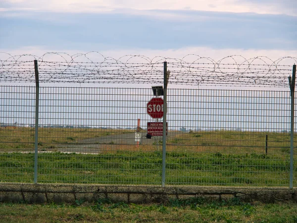 Repülőtéri Biztonsági Kerítés Kerítés Rendszer Borotvahuzallal Sra Szigorított Biztonsági Terület — Stock Fotó