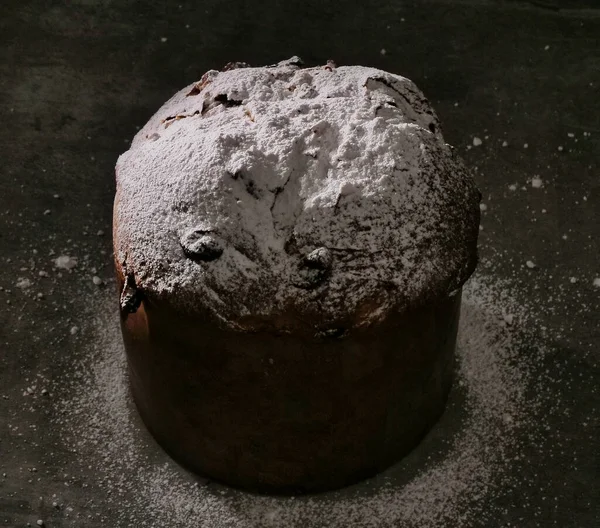 Сладкий Хлеб Изюмом Посыпанный Сахарной Пудрой Изолированный Черном — стоковое фото