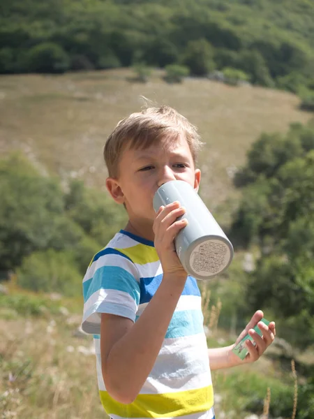 Liten Pojke Dricker Vatten Från Flaska Skogen Barnet Vilar Efter — Stockfoto