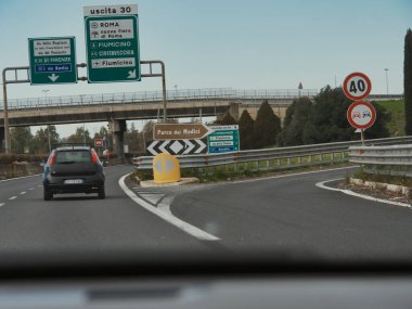 Virajlı bir yol manzarası, yol işaretli bir yol. Öte yandan, bu görüntü gökyüzünün görüntüsü, yolculuğumuzun olduğu gün açıkça görülüyor..