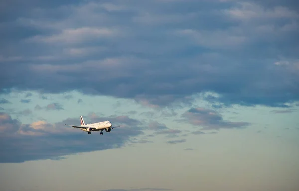 Современный Белый Самолет Летящий Облачном Небе — стоковое фото