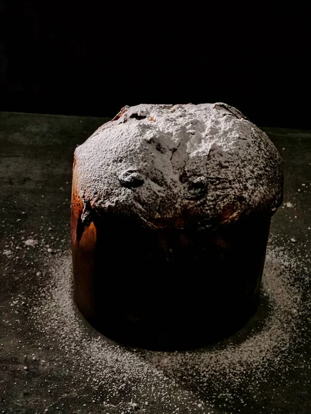 Pão Doce Com Passas Polvilhadas Com Açúcar Isolado Preto — Fotografia de Stock