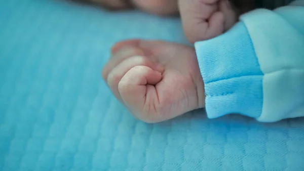 Немовлята Передають Блакитну Ковдру Позитивний Момент Дитиною Відпочиває Крихітна Рука — стокове фото