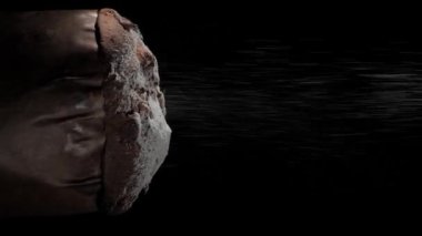 bir Pandoro, tipik bir İtalyan pasta Noel tatili sırasında yemiş, kapatın ve yeni yıl, pudra şekeri ağır çekimde Noel sihirli oluşturma Pandora'da düşüyor.