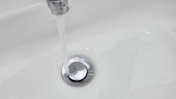 Woda Spływa Odpływu Zlewu Powolny Drenaż Wody Ceramicznym Zlewie Strumień — Wideo stockowe