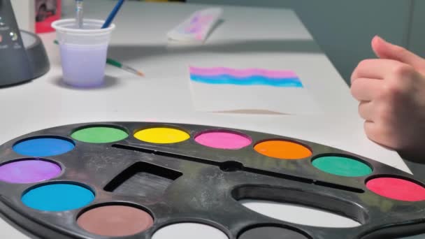 Teenager Malt Mit Farben Farbpalette Kinderkunst — Stockvideo