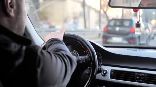 Wycieczka Koncepcja Podróżowania Samochodem Kierowca Widok Tyłu Mężczyzna Prowadzi Samochód — Wideo stockowe